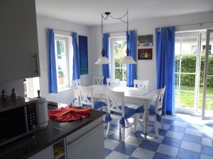 Moderne mit vielen Extras ausgestattete Küche